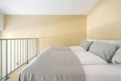 Postel nebo postele na pokoji v ubytování Vorgarten Apartments - central, new and stylish for your comfortable stay in Vienna
