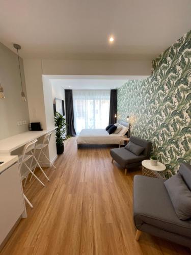 uma sala de estar com um sofá e uma cama em Vento Suites em Cagliari