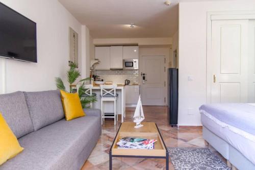 Kuchyňa alebo kuchynka v ubytovaní OleHolidays 603 Romana Playa primera linea playa