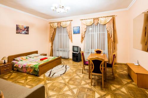 リヴィウにある1 bedroom apartment in the center on Lesya Ukrainka Street 7のベッドルーム1室(ベッド1台、テーブル、椅子付)