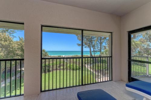 Sea Grape Inn8- BEACHFRONT Property – Photos 2