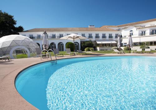 Bazén v ubytování Montebelo Principe Perfeito Viseu Garden Hotel nebo v jeho okolí