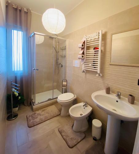 La salle de bains est pourvue de toilettes, d'un lavabo et d'une douche. dans l'établissement Home Sweet Home, à Campobasso