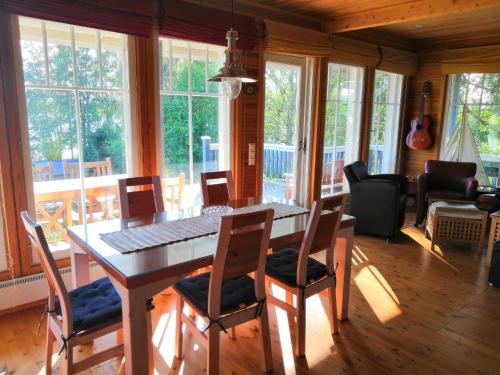 een eetkamer met een tafel en stoelen en een woonkamer bij Ferienhaus Anders in Terjärv