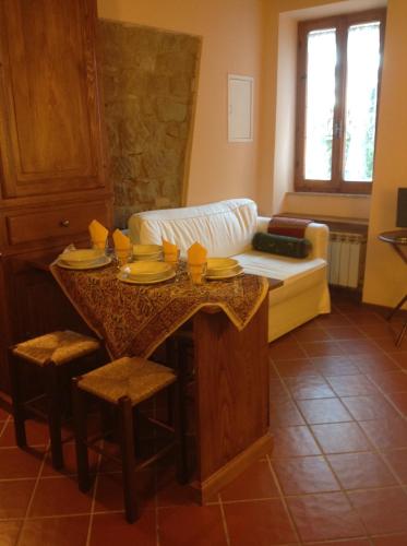 un soggiorno con tavolo e divano di Pinturicchio, Characteristic and comfortable apartment in the historic center a Perugia