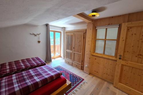 een slaapkamer met een bed en een raam bij Ferienwohnung Otto in Ruhpolding