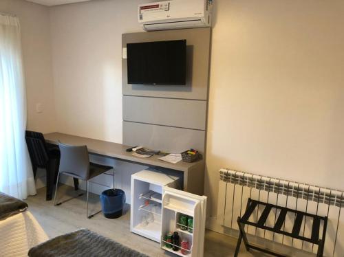 Μια τηλεόραση ή/και κέντρο ψυχαγωγίας στο Letto Hotel Flores da Cunha