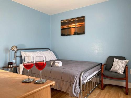 A bed or beds in a room at 2 BR Apt near Great Lakes Naval Base and 6 Flags