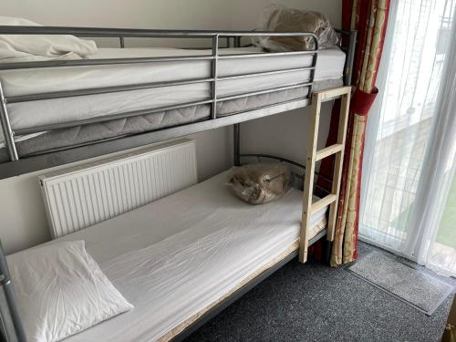 Ένα ή περισσότερα κρεβάτια σε δωμάτιο στο Backpackers Blackpool Hotel & Suites