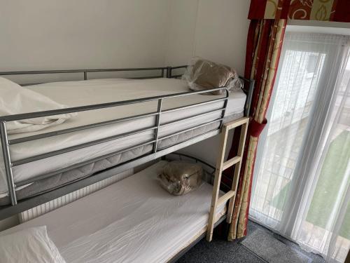 Ένα ή περισσότερα κρεβάτια σε δωμάτιο στο Backpackers Blackpool Hotel & Suites