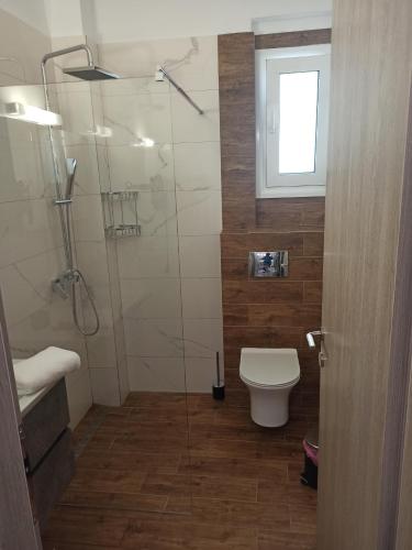 Ένα μπάνιο στο Cyclops Luxury Apartments