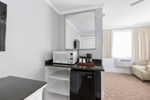 Kuchyň nebo kuchyňský kout v ubytování Colonial Inn