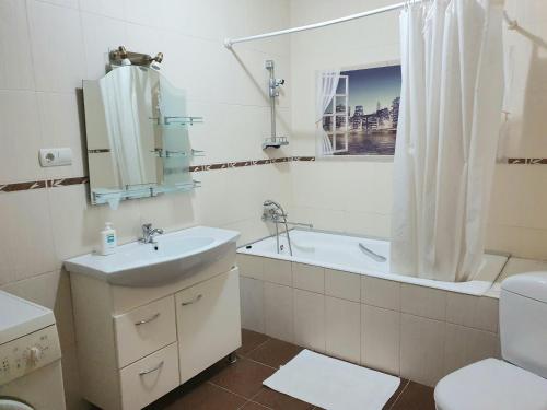 ein Badezimmer mit einem Waschbecken, einer Badewanne und einem WC in der Unterkunft Negruzzi 2 bedrooms in Chişinău