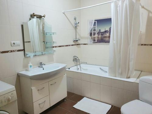 un bagno con lavandino, vasca e WC di Negruzzi 2 bedrooms a Chişinău