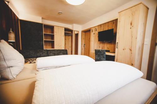 Uma cama ou camas num quarto em Gasthof Gschoadwirt