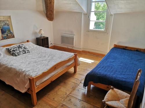 En eller flere senge i et værelse på Le petit manoir de Palau