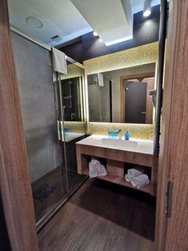 a bathroom with a sink and a mirror at Alpengasthof Tanzstatt in Lachtal