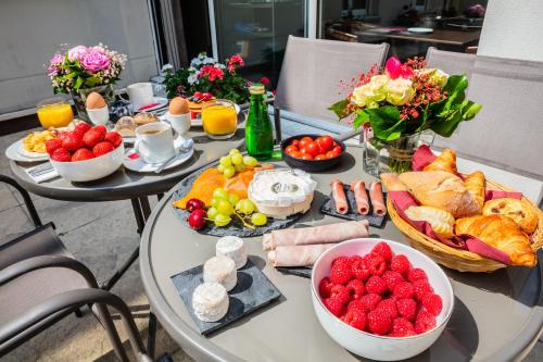 アントニーにあるHotel Montbriand Antony - Ancien Alixiaの食品・果物の盛り合わせ