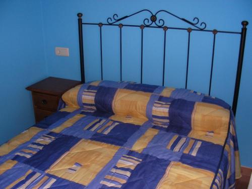 A bed or beds in a room at Tranquila casa de campo en Cedeira