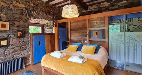 Postel nebo postele na pokoji v ubytování Apartamentos Rurales El Bosque de las Viñas