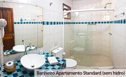 y baño con ducha, aseo y lavamanos. en Hotel Fazenda Vale das Pedras en Jaraguá do Sul