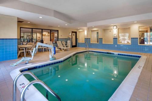 a large swimming pool in a hotel room at Comfort Suites Fredericksburg North in Fredericksburg