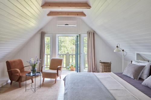 a bedroom with a bed and a table and chairs at Siedlisko Wnukowo in Szczechy Małe