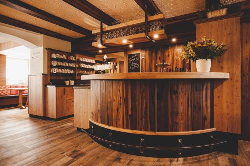 Kernhof的住宿－Gasthof Gschoadwirt，餐厅内拥有木墙的酒吧