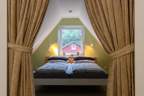 เตียงในห้องที่ Haus am See