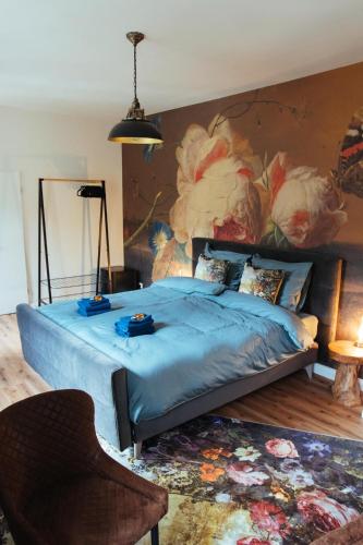 a bedroom with a bed with a painting on the wall at Das Moselhaus in Ediger-Eller