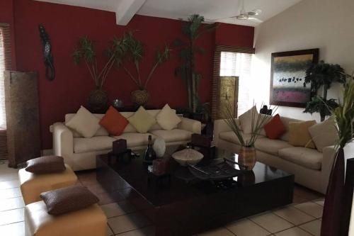 a living room with a couch and a table at Condo Acatlán in Santa Cruz Huatulco