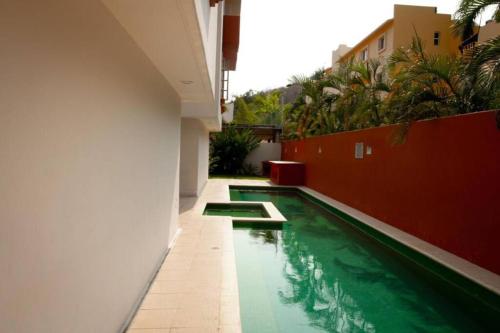 a swimming pool in the side of a building at Condo Acatlán in Santa Cruz Huatulco