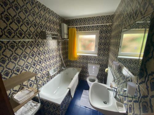 A bathroom at Appartement Latschen - Ferienhaus