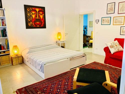 1 dormitorio con 1 cama y 1 sofá rojo en Casa Buccari en Venecia