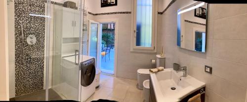 y baño con lavabo, ducha y aseo. en Casa Buccari, en Venecia