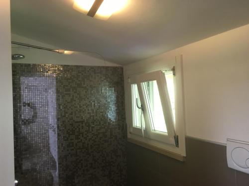 Bilik mandi di Appartamento moderno con ampia terrazza