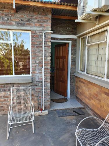 Kawasan patio atau luaran di KOL-IN SELF CATERING