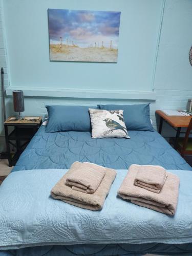 Un pat sau paturi într-o cameră la KOL-IN SELF CATERING