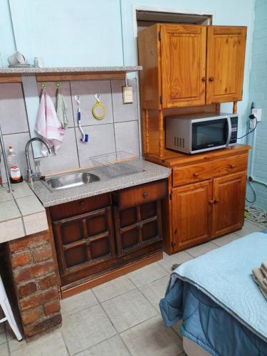 Dapur atau dapur kecil di KOL-IN SELF CATERING