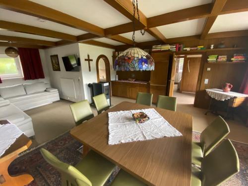 バート・クラインキルヒハイムにあるChalet Latschen - für Großfamilien, Firmen & Co.の木製のテーブルと椅子のあるリビングルーム