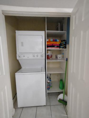 Η κουζίνα ή μικρή κουζίνα στο Sunshine Acre 2B 2B King Master Suite, BIG Yard
