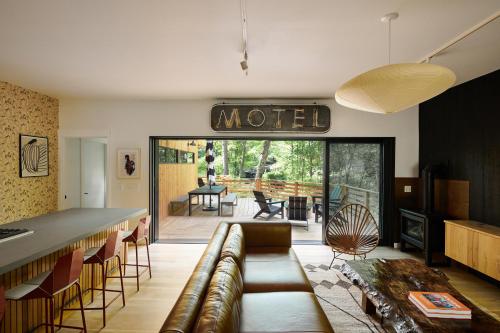 uma sala de estar com um sofá e uma mesa em Woodstock Way Hotel em Woodstock