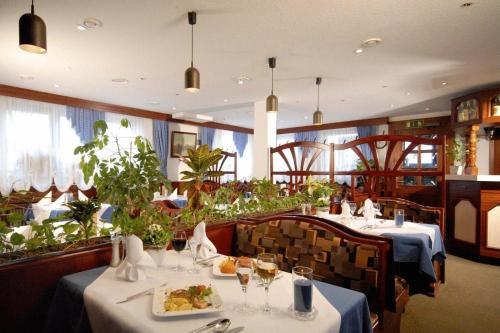 A restaurant or other place to eat at Hotel & Restaurant Hugenottengarten