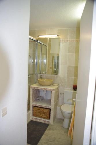 une salle de bain avec un lavabo et des toilettes dans l'établissement La Calypso, à La Grande Motte