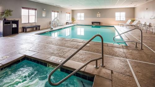uma grande piscina interior com escadas num edifício em Best Western Plus Williston Hotel & Suites em Williston