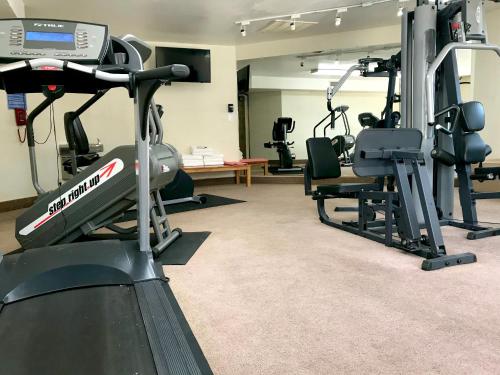 The fitness centre and/or fitness facilities at NavajoLand Hotel