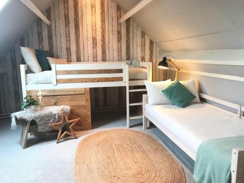 Katil atau katil-katil dalam bilik di Time Out Beach House