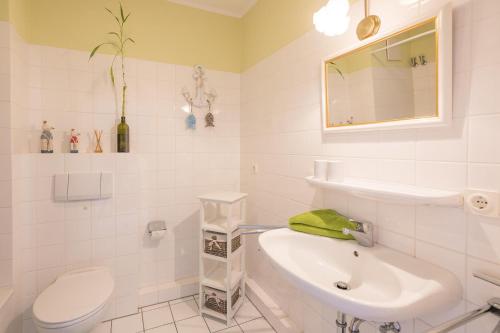 un bagno bianco con lavandino e WC di Hafenflair a Husum
