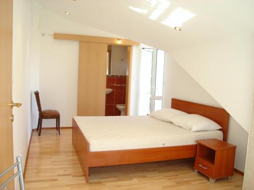 En eller flere senge i et værelse på Apartments & Rooms Villa Lucija