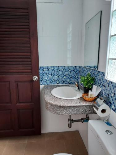 een badkamer met een wastafel en een spiegel bij Aromdee at Naithon Beach in Nai Thon Beach